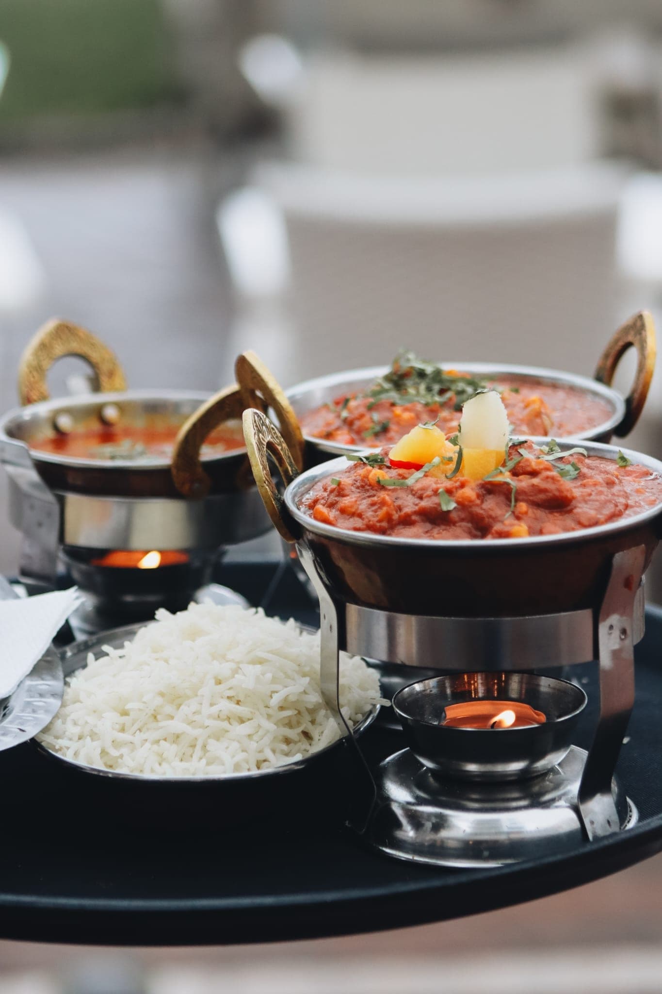 Pollo Tikka Sizzler — Pollo in Joghurt mariniert, im Tandoor gegart, auf heißem Eisen serviert