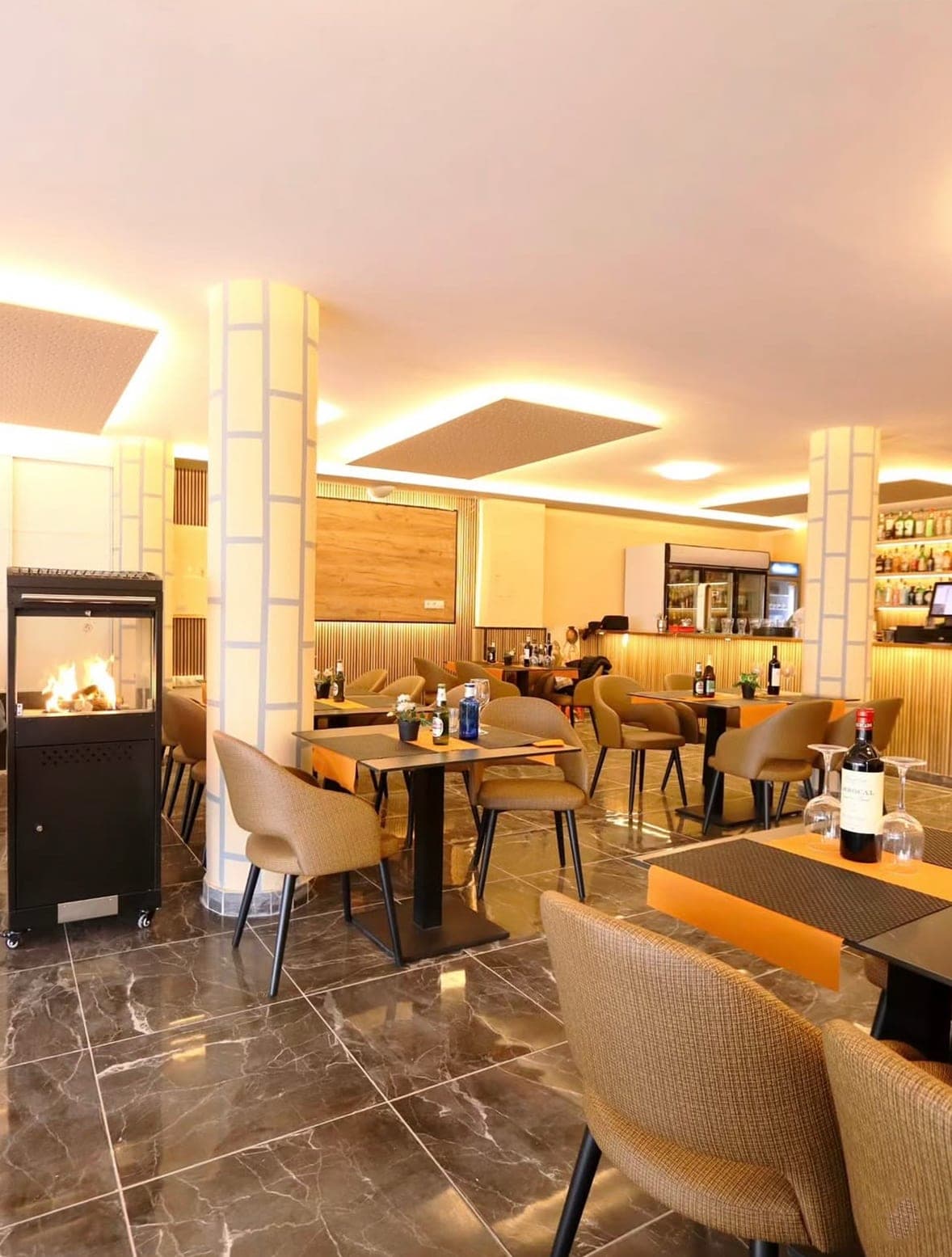 Innenbereich des Indian Taj Cala Millor – warm beleuchtete Bar und Speisesaal, indisches Restaurant auf Mallorca
