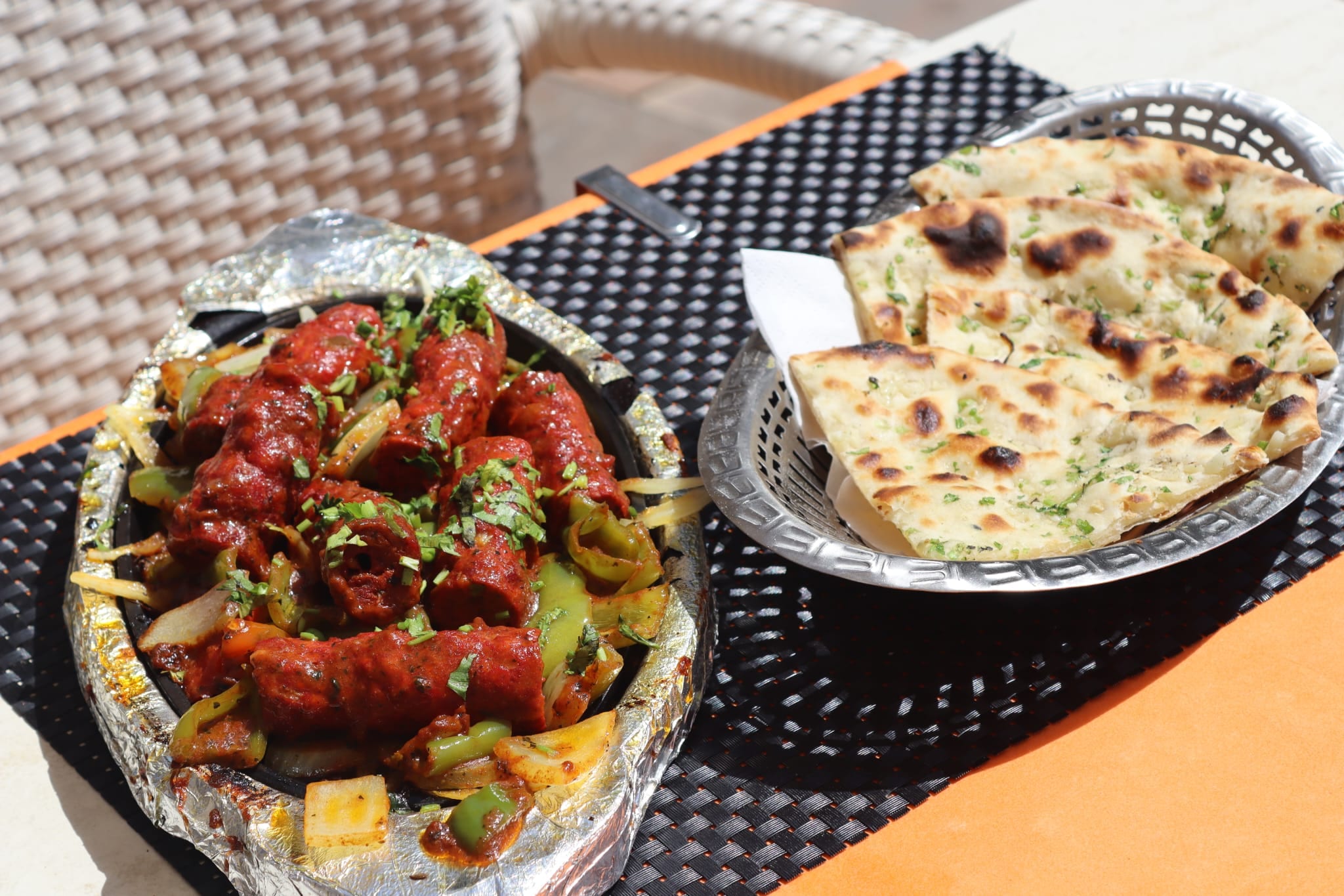 Speisekarte des Indian Taj Cala Millor – indische Gerichte von oben: Samosas, Dal, Kebabs und Chutneys aus dem Tandoor-Restaurant auf Mallorca
